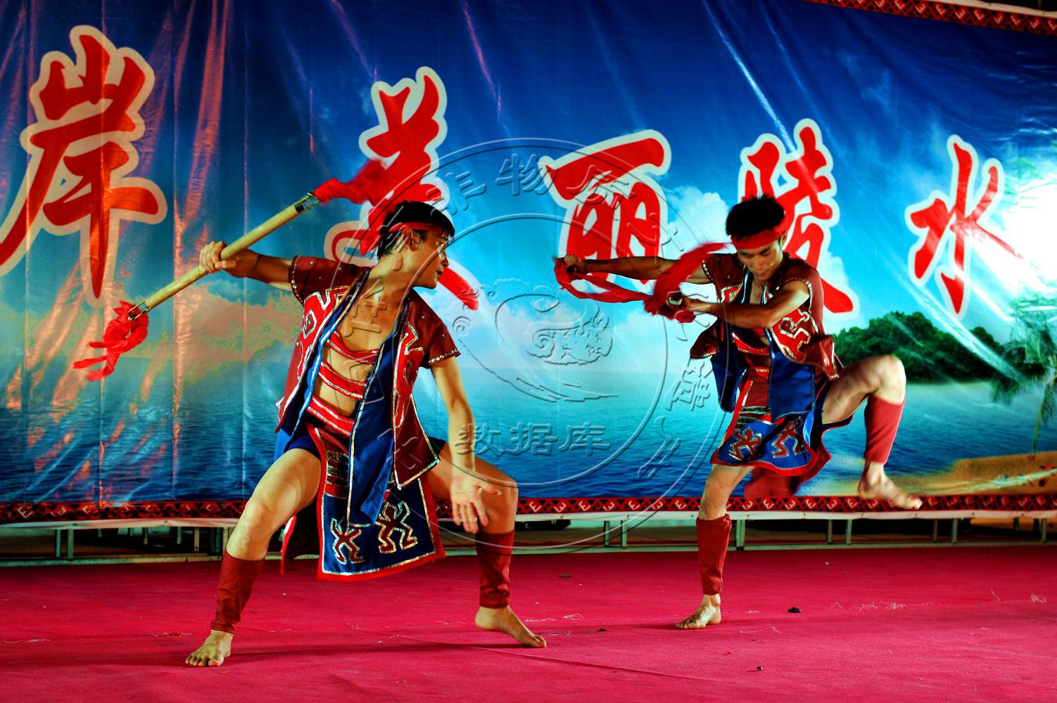 傣族武术双刀舞图片